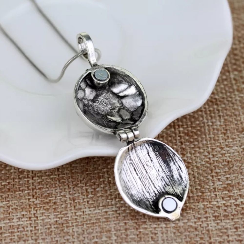 Silver vintage style magnetic locket crystal necklace new